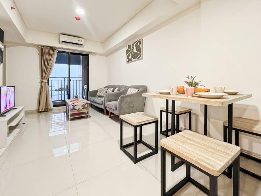 Large 3br Meikarta With Wifi & Netflix By 2ndhome Apartemen